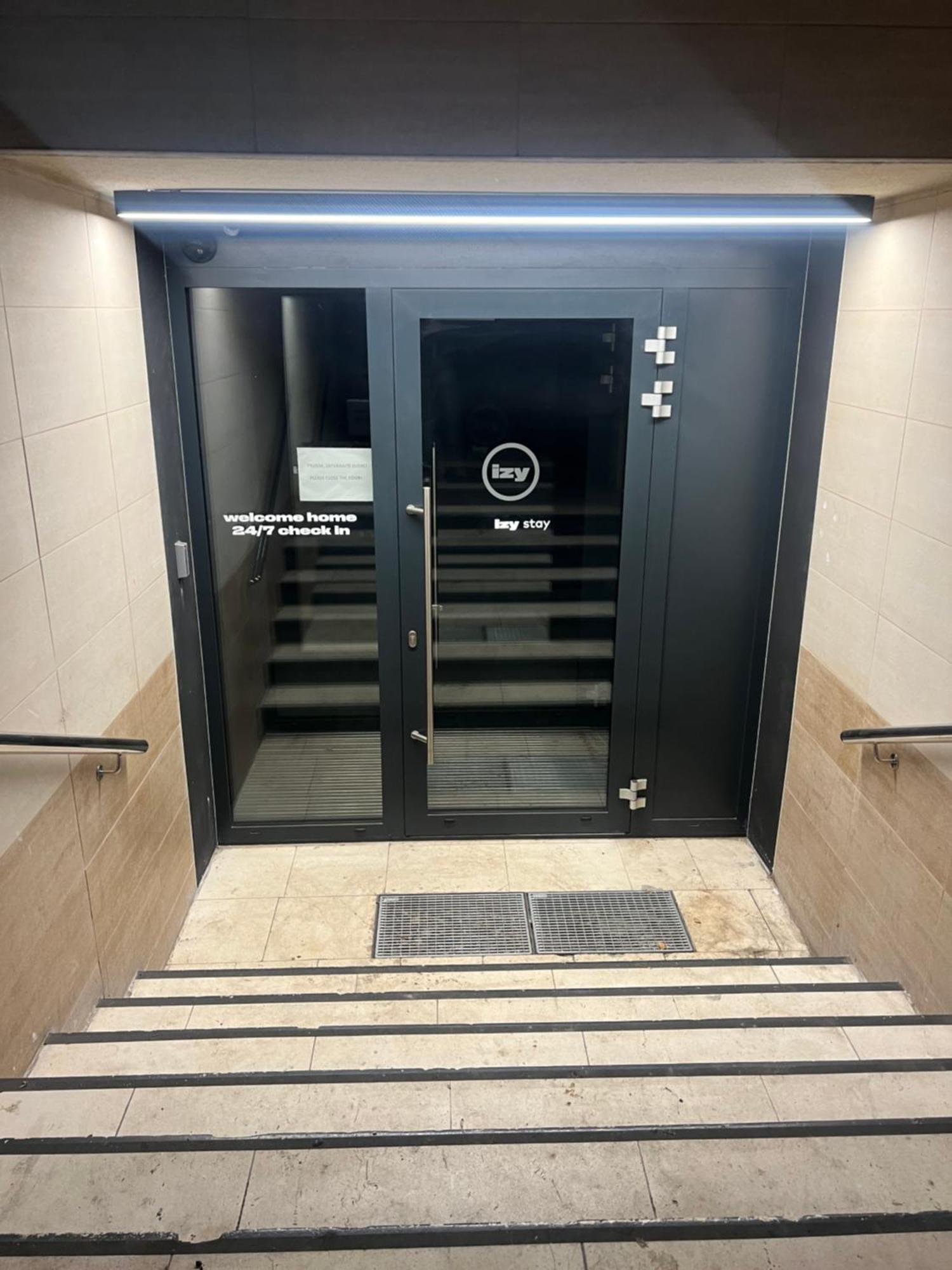 Izy Stay Hostel Μπρατισλάβα Εξωτερικό φωτογραφία