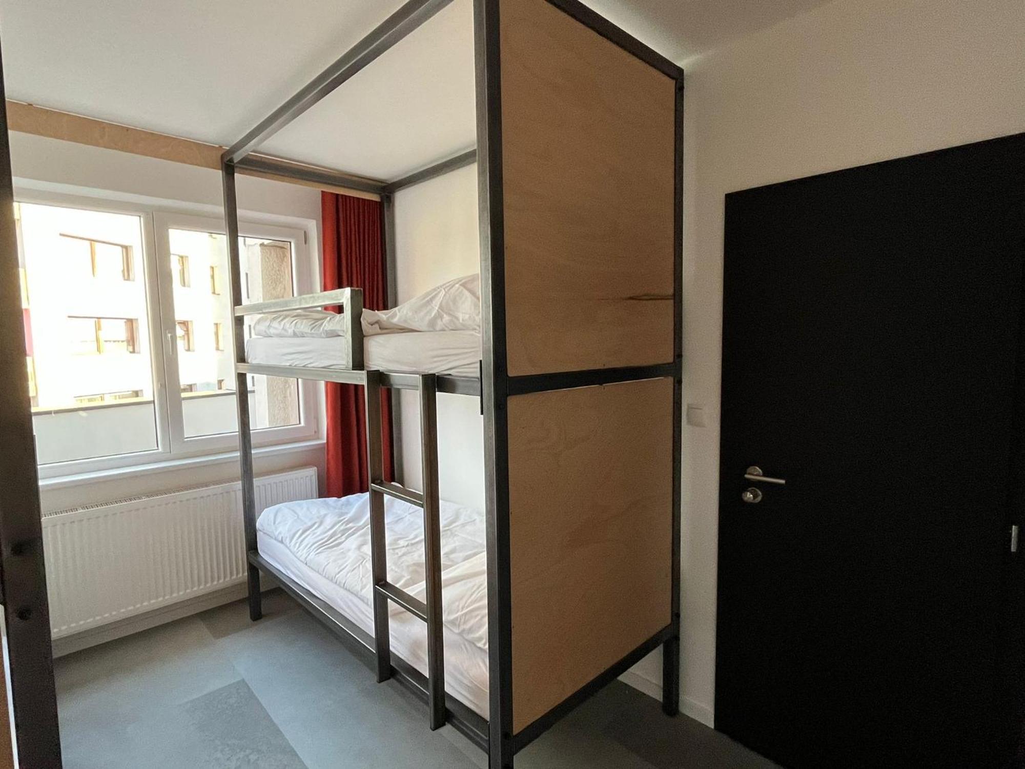 Izy Stay Hostel Μπρατισλάβα Εξωτερικό φωτογραφία